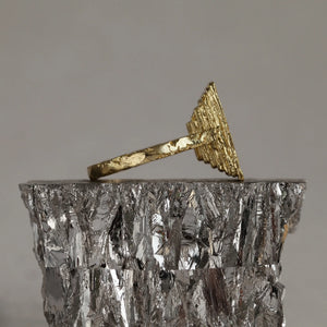Celsa stratified 18k gold and baguette cut diamond statement ring textured with fire