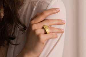 Sculptural, geometric 18k gold ring In Signum, Agata Karwowska Fine Art Jewellery