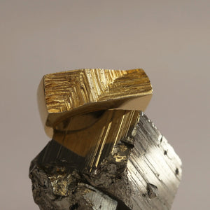 Sculptural 18k gold ring XYZ In Signum, with hand-carved texture resembling mineral striations