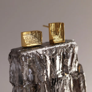 The XYZ Modul stud earrings in 18k yellow gold, sculptural cuboid earrings inspired by mineralogy