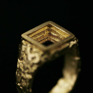 Cavetto Statement signet ring in textured and layered 18kt yellow gold, front details.