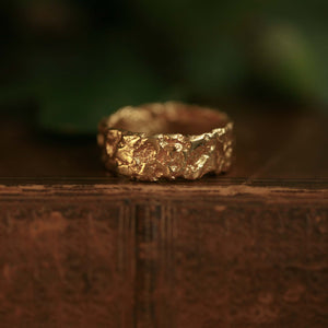 Liquid Aurum Alto unisex statement ring in 18kt yellow gold with hand-forged raw design, texture details.