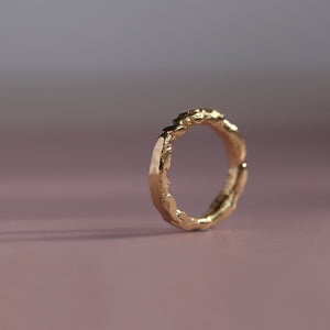 Liquid Aurum statement ring in 18kt yellow gold sculpted with fire, profile details.