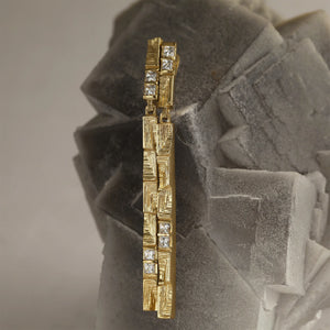 Parallax architectural statement elongated drop earrings in 18kt gold and princess cut diamonds, texture details.