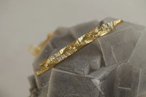 XYZ Parallax elongated statement earrings in sculpted 18kt gold and princess-cut diamonds, presentation.